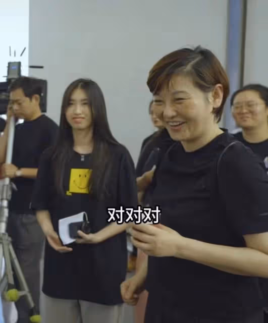 徐帆:帶養女探班,馮小剛白癜風好了仍有斑禿,態度引來不少爭議