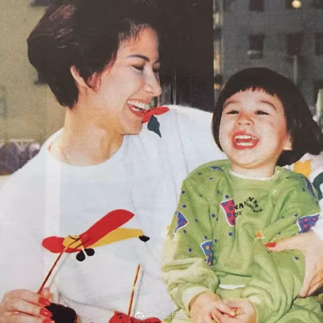傅聲去世4年後,甄妮為他生下一女,35年過去了,母女過得如何?