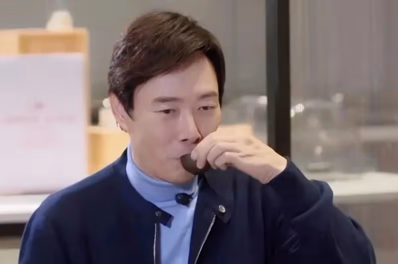 # 小哥費玉清#多少年來,一直堅持以西裝造型示人,也被稱為「演藝圈公務員」