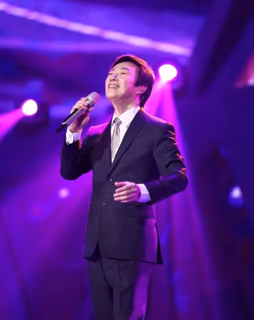 # 小哥費玉清#多少年來,一直堅持以西裝造型示人,也被稱為「演藝圈公務員」