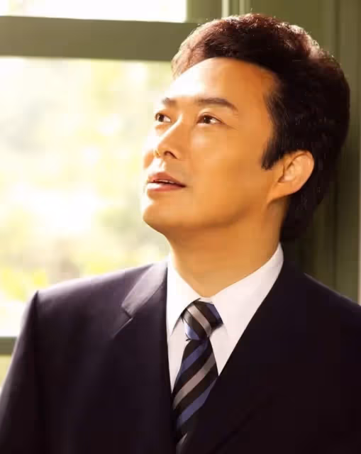 # 小哥費玉清#多少年來,一直堅持以西裝造型示人,也被稱為「演藝圈公務員」