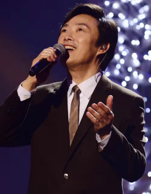 # 小哥費玉清#多少年來,一直堅持以西裝造型示人,也被稱為「演藝圈公務員」