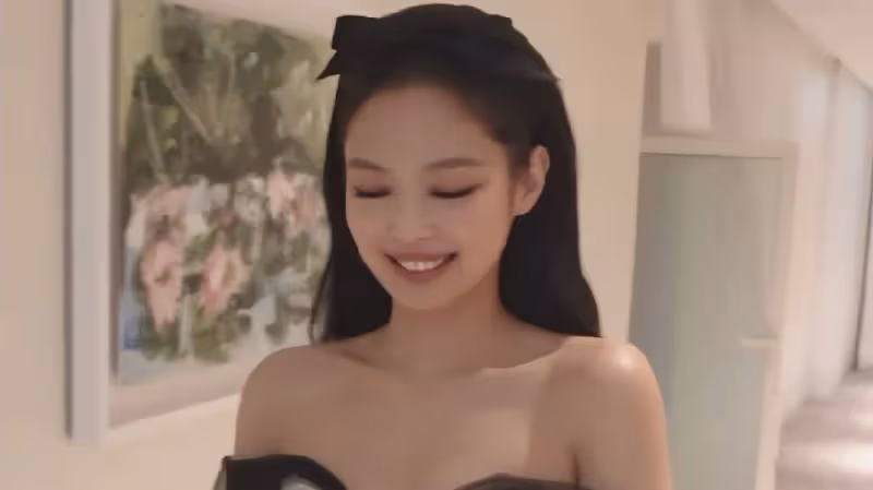 Jennie用吸管吃拉麵，穿拖鞋接受採訪，公開坎城電影節幕後花絮