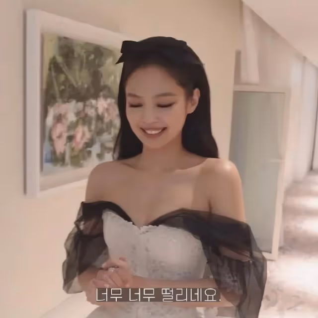 Jennie用吸管吃拉麵,穿拖鞋接受採訪,公開坎城電影節幕後花絮