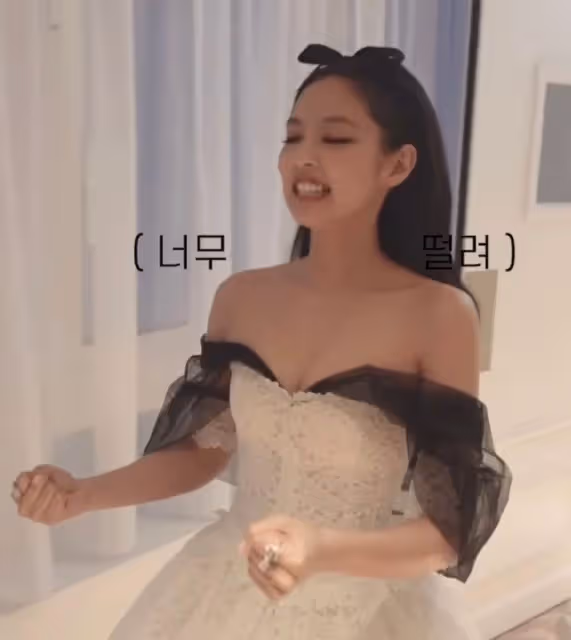 Jennie用吸管吃拉麵,穿拖鞋接受採訪,公開坎城電影節幕後花絮