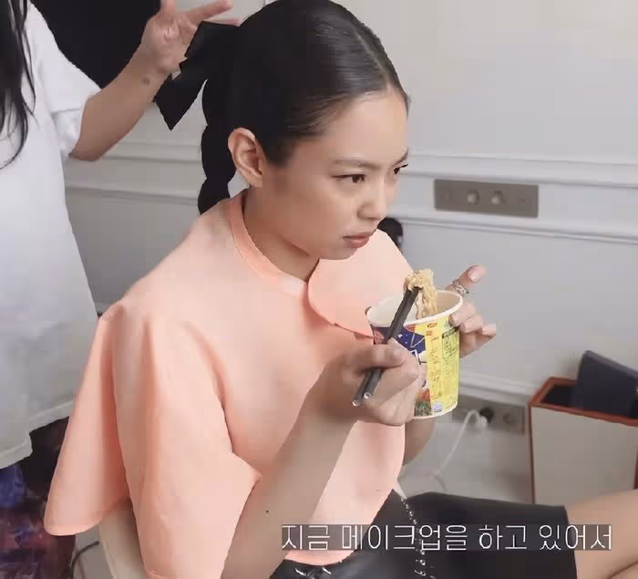 Jennie用吸管吃拉麵,穿拖鞋接受採訪,公開坎城電影節幕後花絮