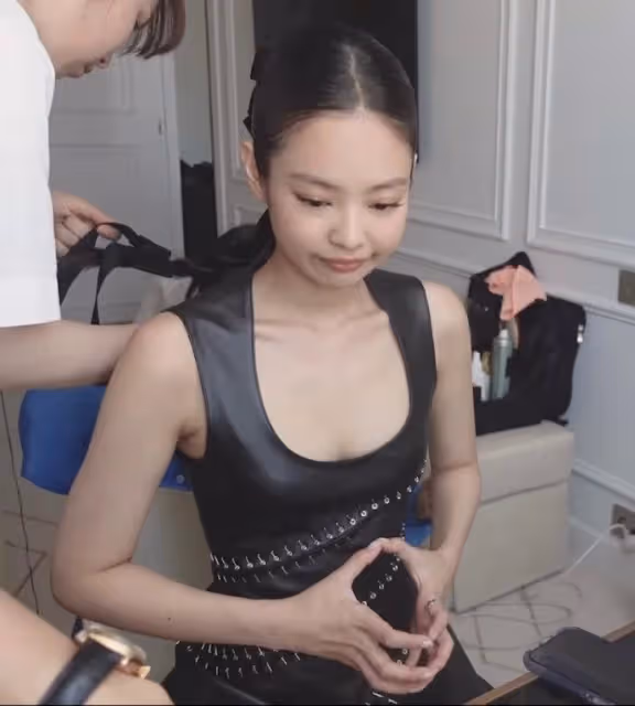 Jennie用吸管吃拉麵,穿拖鞋接受採訪,公開坎城電影節幕後花絮