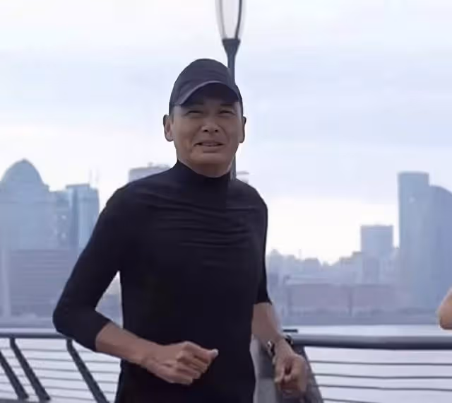突發!周潤發跑步不慎摔倒,手掌擦傷肋骨骨裂,連呼吸都伴有痛感