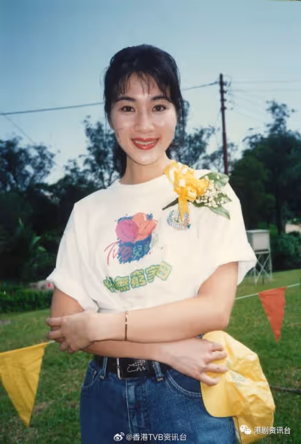 54歲前TVB人氣花旦被偶遇!顏值回春貴婦Look行街獲贊