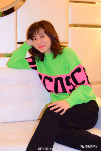 54歲前TVB人氣花旦被偶遇!顏值回春貴婦Look行街獲贊