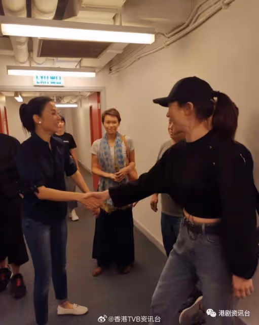 54歲前TVB人氣花旦被偶遇!顏值回春貴婦Look行街獲贊