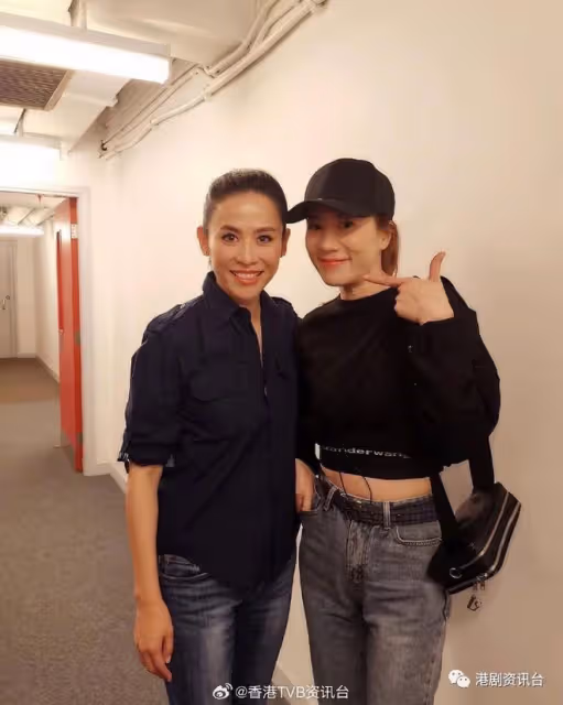 54歲前TVB人氣花旦被偶遇!顏值回春貴婦Look行街獲贊