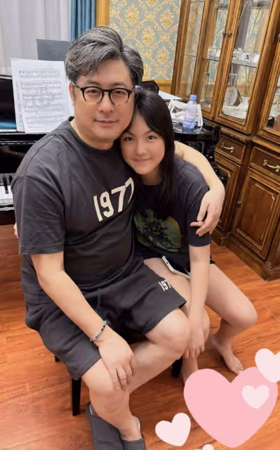 李湘王岳倫同時曬女兒繪畫作品,二人齊回北京,陪王詩齡共度暑假