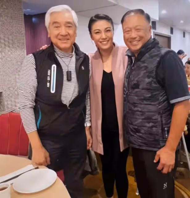 倆知名港星加拿大開心重聚！2人國籍引發熱議，曾扮演父女關係好