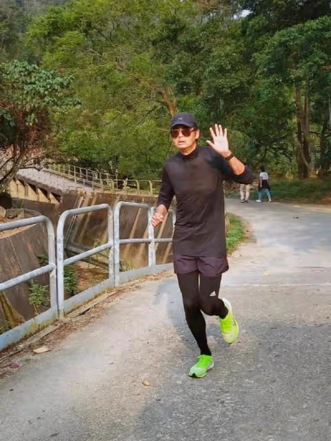 周潤發健康狀態堪憂,摔斷肋骨和手掌情況嚴重,目前無法繼續跑步