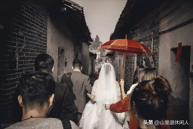 堂哥要當上門女婿,結婚時只有我去了,我兒子結婚他竟送了份大禮