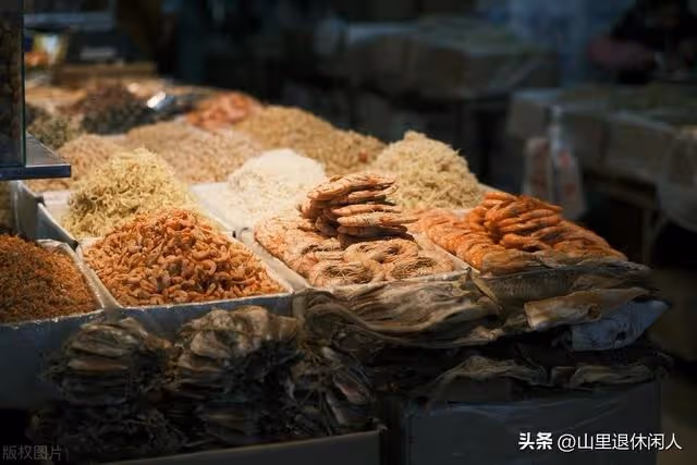 組織老同學聚會，我帶著魚乾就過去了，吃完飯後我直接退了同學群