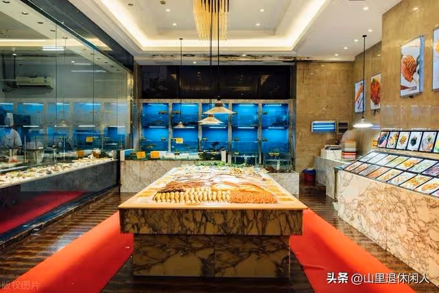 組織老同學聚會，我帶著魚乾就過去了，吃完飯後我直接退了同學群