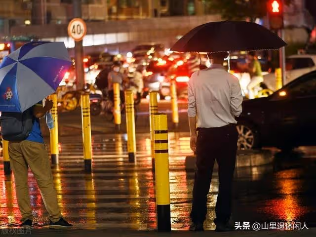 組織老同學聚會,我帶著魚乾就過去了,吃完飯後我直接退了同學群