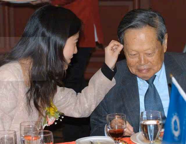 翁帆終於醒悟,寫詩「我得走了」,源於楊振寧18億遺產分配給兒女