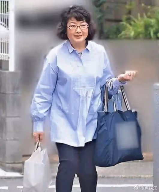 隱退42年,山口百惠當上了奶奶,身材發福,全無當年清純美貌
