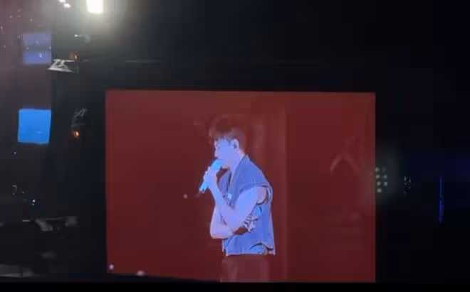 張傑演唱會上表白何炅,現場比心我愛你,網友直呼:不太合適