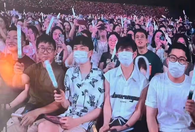 張傑演唱會上表白何炅,現場比心我愛你,網友直呼:不太合適