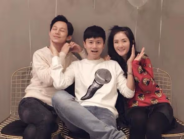 張傑演唱會上表白何炅,現場比心我愛你,網友直呼:不太合適