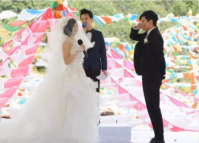 張傑演唱會上表白何炅,現場比心我愛你,網友直呼:不太合適