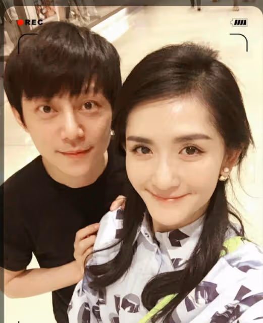 張傑演唱會上表白何炅,現場比心我愛你,網友直呼:不太合適