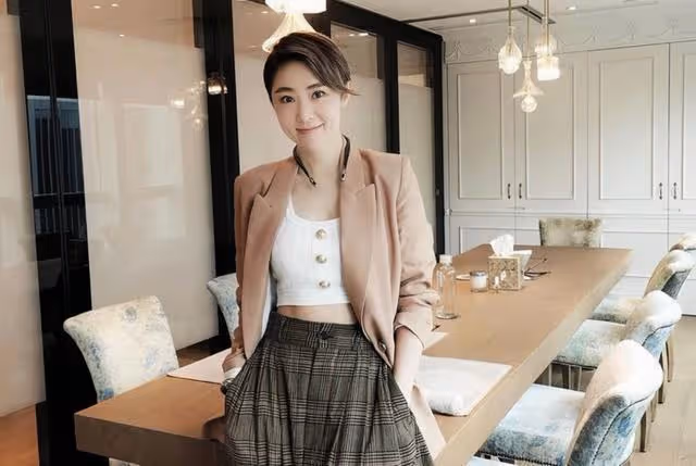 香港知名女星公開新戀情,男友遭質疑是偽富豪,不介意對方有婚史