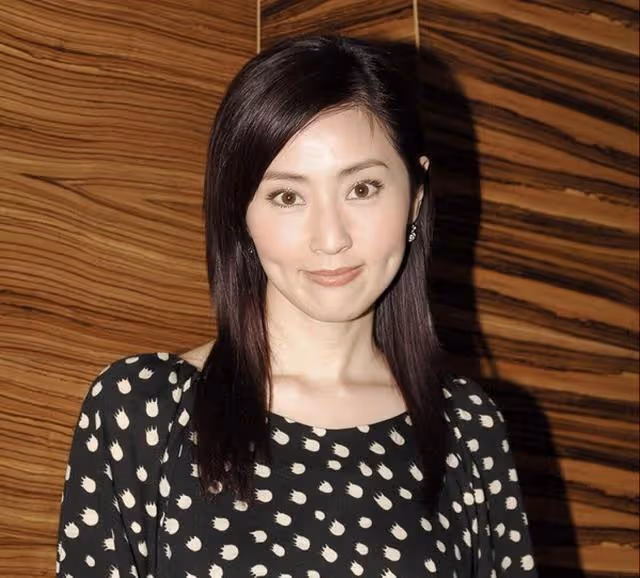 香港知名女星公開新戀情,男友遭質疑是偽富豪,不介意對方有婚史