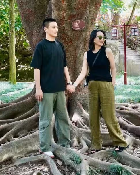 朱丹曬一家四口出遊照,與老公牽手秀恩愛,周一圍照顧兒女有擔當