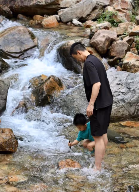 朱丹曬一家四口出遊照,與老公牽手秀恩愛,周一圍照顧兒女有擔當