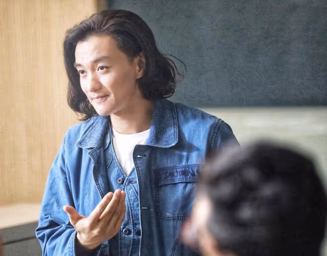 朱丹曬一家四口出遊照,與老公牽手秀恩愛,周一圍照顧兒女有擔當