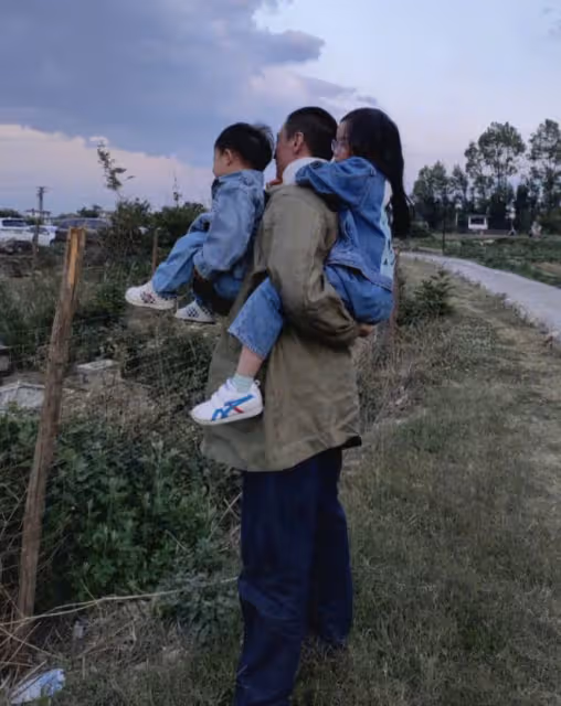朱丹曬一家四口出遊照,與老公牽手秀恩愛,周一圍照顧兒女有擔當