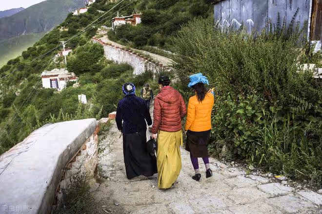 女兒讓母親帶娃，母親每月要三千元工資給兒子，還賴在女兒家養老