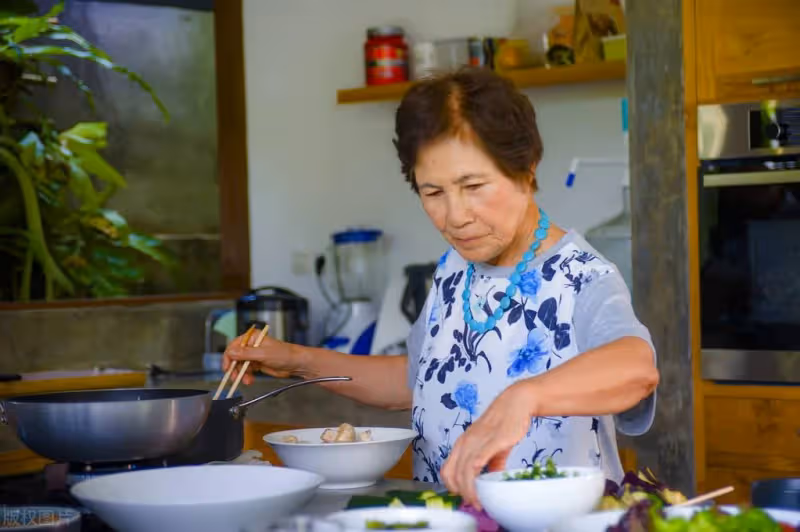 婆婆哭：兒媳懷孕8個月我就伺候她，坐完月子卻要離婚讓我們滾蛋