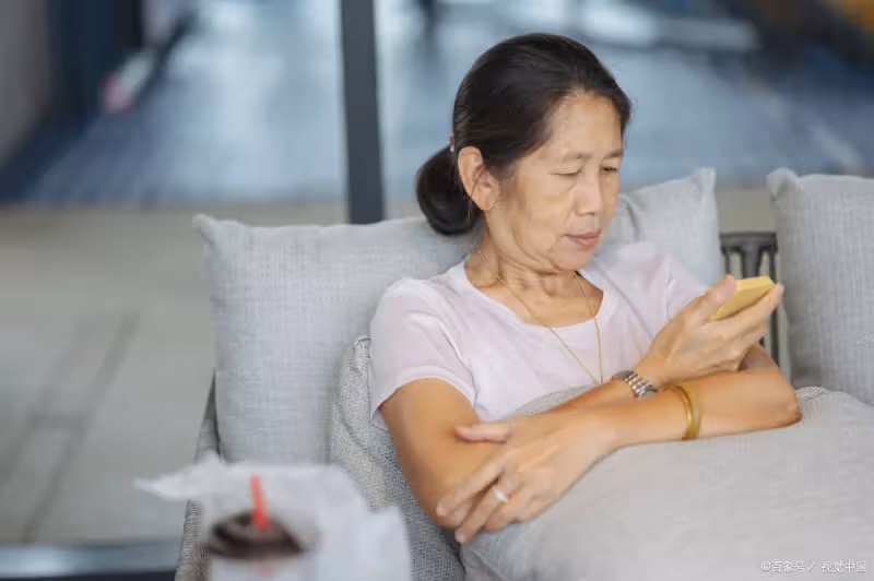 我退休金5千還在打工，妹妹沒有退休金過得幸福，她才是人間清醒