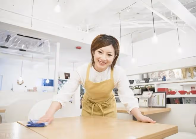 女兒出嫁,老漢對親家母說:你嫁給我,不要彩禮,還給你兒子買車