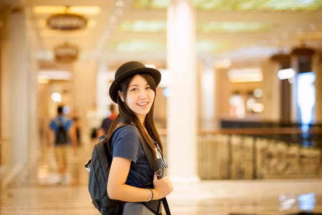 女兒出嫁,老漢對親家母說:你嫁給我,不要彩禮,還給你兒子買車
