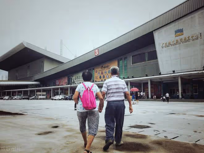 70歲老漢仗著自己退休金高,不要子女不要房和婦女結婚,後來怎樣