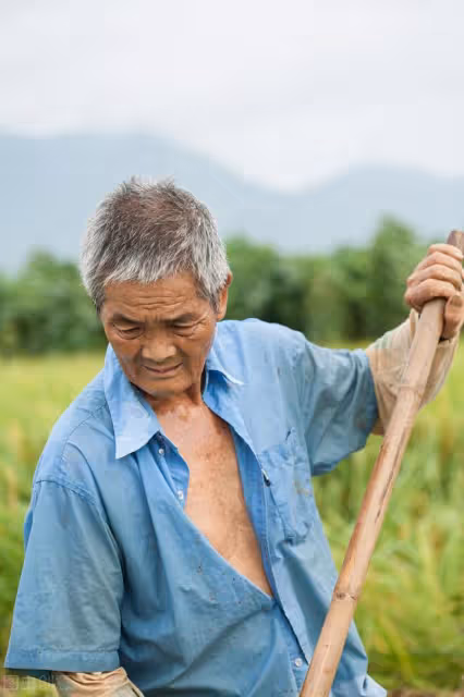 65歲大爺沒有退休金,兒子貧困,口稱找富婆甘願為其當牛馬