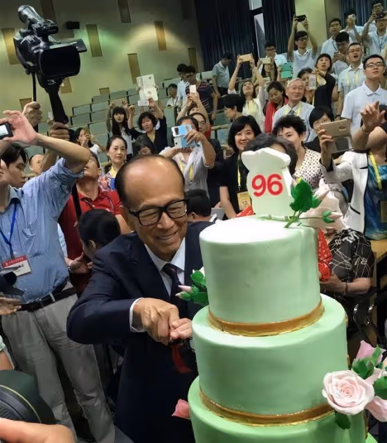 李嘉誠切蛋糕迎96歲大壽,現身廣東與眾員工同慶,身價已超2573億