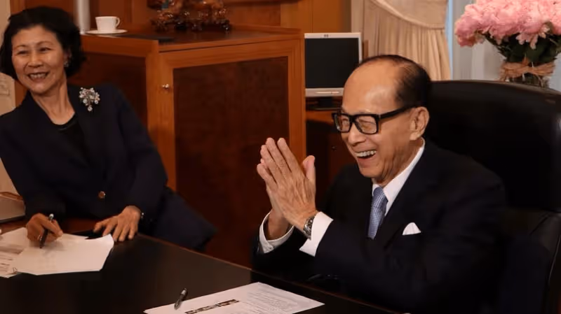李嘉誠切蛋糕迎96歲大壽,現身廣東與眾員工同慶,身價已超2573億