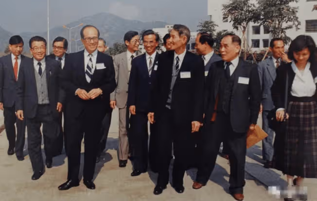 李嘉誠切蛋糕迎96歲大壽,現身廣東與眾員工同慶,身價已超2573億