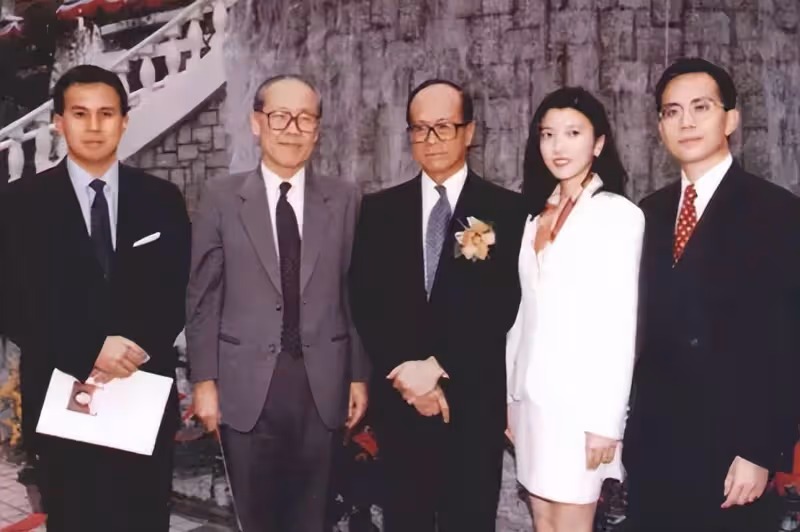 李嘉誠切蛋糕迎96歲大壽,現身廣東與眾員工同慶,身價已超2573億