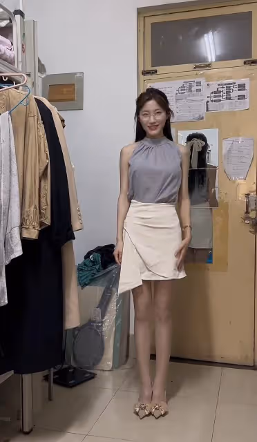 女孩宿舍內挑戰純欲風穿搭，優雅知性讓網友感嘆：男生的白月光！