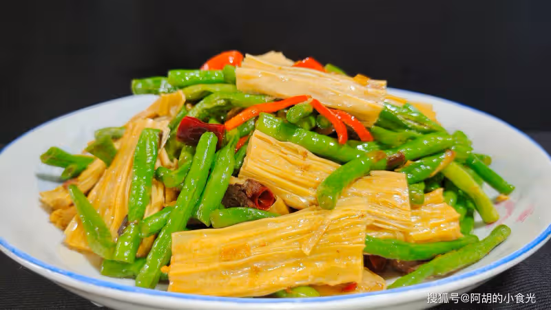 腐竹和它完美結合!意想不到的美味,5分鐘炒一盤,高鈣高蛋白,還是道下飯菜