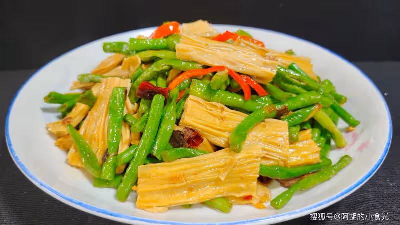 腐竹和它完美結合!意想不到的美味,5分鐘炒一盤,高鈣高蛋白,還是道下飯菜